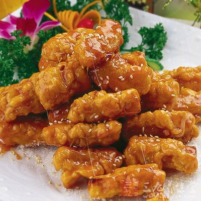 鍋內留少量油，加入冰糖，加少許水不斷翻炒