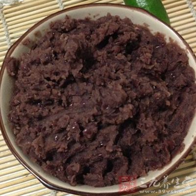 紅豆沙餡可用來做豆沙包、豆沙餅或者是直接吃味道也不錯的
