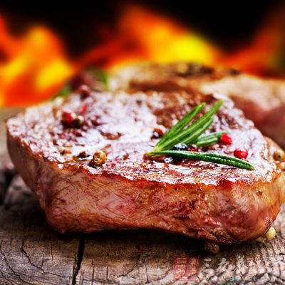 牛排翻面再烤8分鐘，就八成熟了