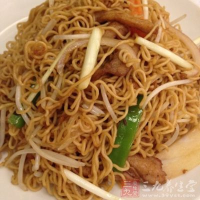 用鍋將水燒開,下方便面煮至面身變軟,撈起瀝水 用鍋將水燒開,下方便面煮至面身變軟,撈起瀝水