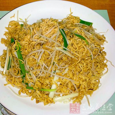 方便面2袋,花生米60克,菠菜150克,熟食火腿肉200克,食用油10毫升 方便面2袋,花生米60克,菠菜150克,熟食火腿肉200克,食用油10毫升