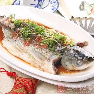 草魚清洗干淨，正面打十字花刀