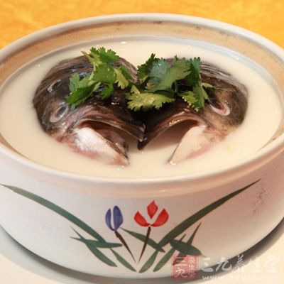 慢慢熬湯,至湯顯粉白色,加入些許胡椒粉,加蒜葉和蔥,即可 慢慢熬湯,至湯顯粉白色,加入些許胡椒粉,加蒜葉和蔥,即可