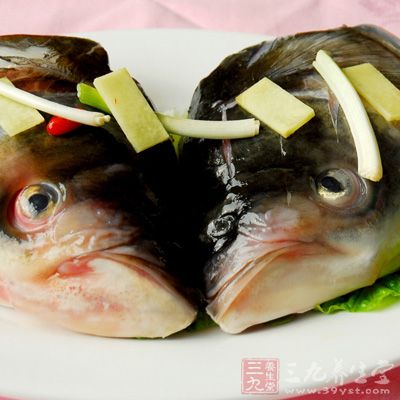 魚頭洗淨,抹米酒和鹽腌10分鐘入味去腥 魚頭洗淨,抹米酒和鹽腌10分鐘入味去腥