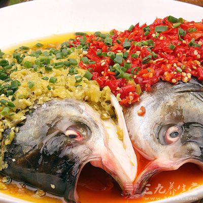 均勻的鋪上泡椒碎,放入一小匙老干媽辣豆豉醬 均勻的鋪上泡椒碎,放入一小匙老干媽辣豆豉醬