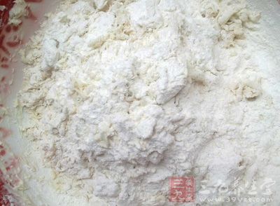 將面粉放大盆中,一邊加入清水一邊用筷子攪拌成絮狀 將面粉放大盆中,一邊加入清水一邊用筷子攪拌成絮狀