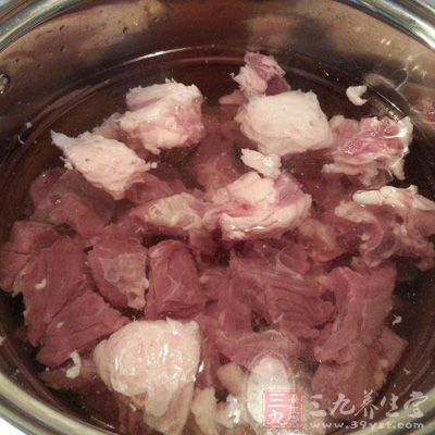 鍋中放清水,大約與牛肉持平 鍋中放清水,大約與牛肉持平