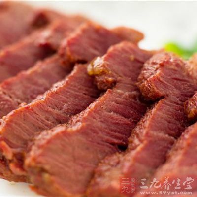 晾涼的牛肉表面,可刷一層香油 晾涼的牛肉表面,可刷一層香油