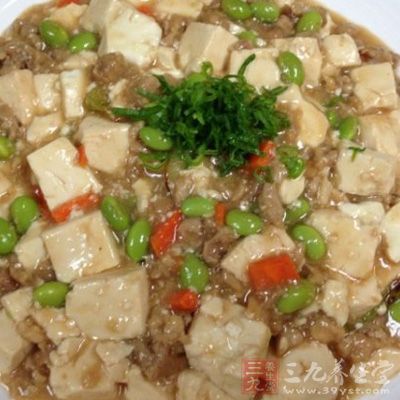 將北豆腐放入蒸鍋中蒸10分鐘左右,取出涼一下備用 將北豆腐放入蒸鍋中蒸10分鐘左右,取出涼一下備用