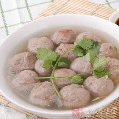 用慢火煮丸約8分鐘,撈起牛肉丸 用慢火煮丸約8分鐘,撈起牛肉丸