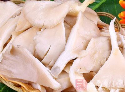 鮮蘑洗淨後撕成條 鮮蘑洗淨後撕成條