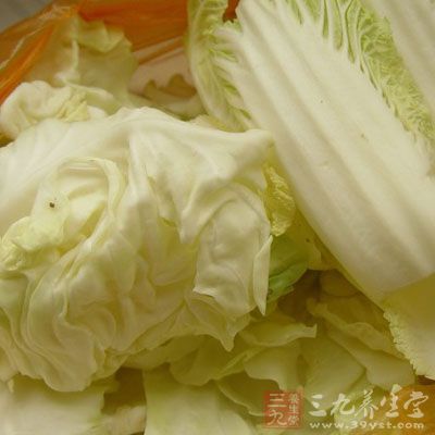 大白菜切碎,加入10ml鹽拌勻 大白菜切碎,加入10ml鹽拌勻