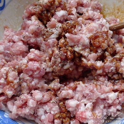把豬肉餡加入調料調好後備用 把豬肉餡加入調料調好後備用