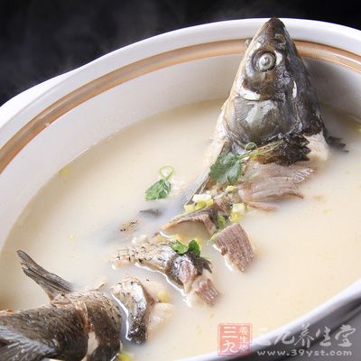 鍋中放3碗水，燒開後放入魚塊