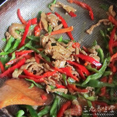 待肉絲變色後然後放入菜花翻炒 待肉絲變色後然後放入菜花翻炒