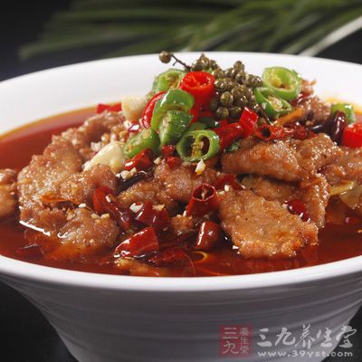 大火把湯燒滾後,放下牛肉片劃散至熟 大火把湯燒滾後,放下牛肉片劃散至熟