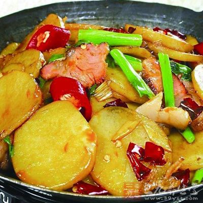 熬過五花肉的原鍋再加適量底油，放姜片將豆豉炒香