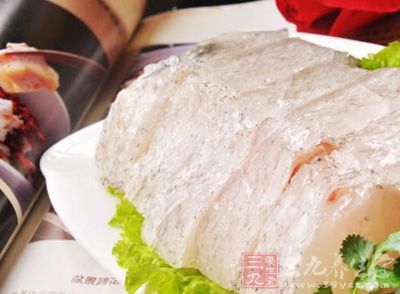 鳕魚用適量鹽和料酒腌一下,然後上籠蒸8—10分鐘,取出待用 鳕魚用適量鹽和料酒腌一下,然後上籠蒸8—10分鐘,取出待用