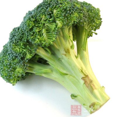 西蘭花去根,改刀成塊 西蘭花去根,改刀成塊