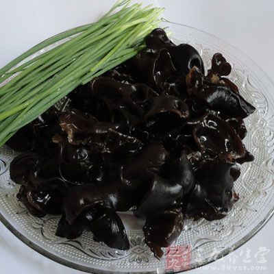 木耳提前半天用涼水浸泡 木耳提前半天用涼水浸泡