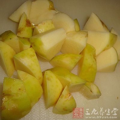 土豆洗淨,放入電飯鍋裡煮30分鐘 土豆洗淨,放入電飯鍋裡煮30分鐘