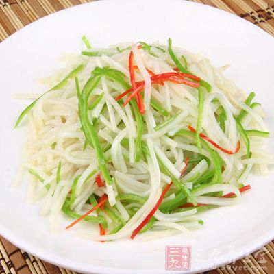 植物油燒熱，放入土豆絲和蒜片，翻炒