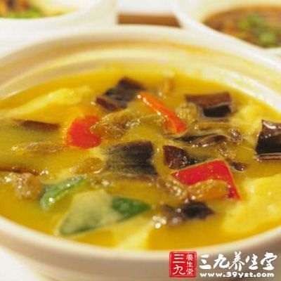 鍋內熱油,倒入腌好的雞肉略炒 鍋內熱油,倒入腌好的雞肉略炒