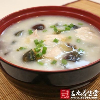 將滑菇、枸杞洗淨;鳝魚、生姜切成片;黃花菜用水發透後去根洗淨;蔥切花 將滑菇、枸杞洗淨;鳝魚、生姜切成片;黃花菜用水發透後去根洗淨;蔥切花