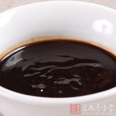 炒面醬(豆醬)的時候容易糊鍋，所以炒前要加少量水並攪拌好