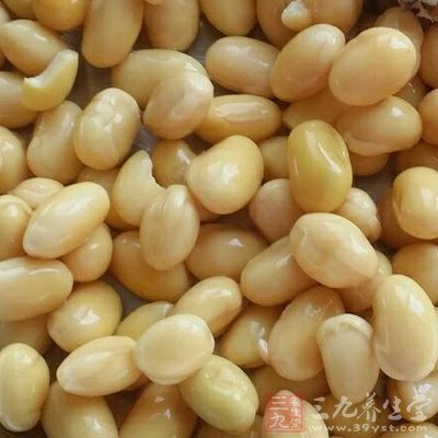 干黃豆放入冷水中，提前浸泡一個晚上