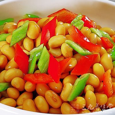 煮到黃豆熟控干水分，撈出放在盤中