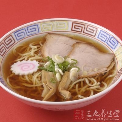 材料:豬大腿骨,豬肩肉,雞蛋,菠菜,蔥,姜,面條 材料:豬大腿骨,豬肩肉,雞蛋,菠菜,蔥,姜,面條2169_2