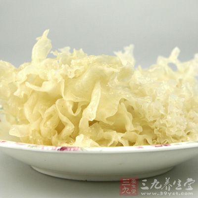銀耳不要選擇顏色潔白的,那種往往是經過化學處理的 銀耳不要選擇顏色潔白的,那種往往是經過化學處理的