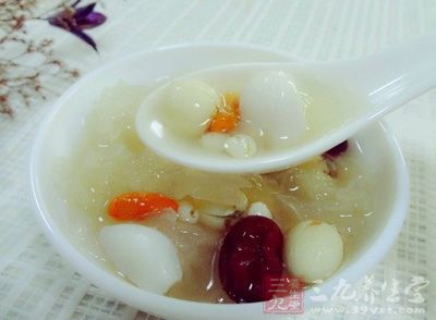 紅棗銀耳蓮子羹是一道漢族名點,食材為銀耳,蓮子,紅棗,冰糖等 紅棗銀耳蓮子羹是一道漢族名點,食材為銀耳,蓮子,紅棗,冰糖等