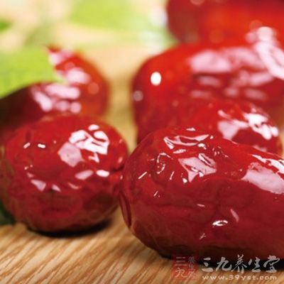 棗中富含鈣和鐵,它們對防治骨質疏松產貧血有重要作用 棗中富含鈣和鐵,它們對防治骨質疏松產貧血有重要作用