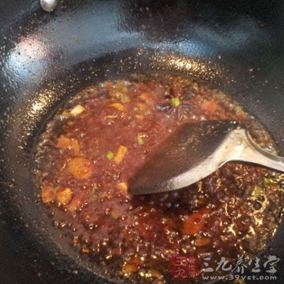 將蒜姜放入油鍋中炒出香味後