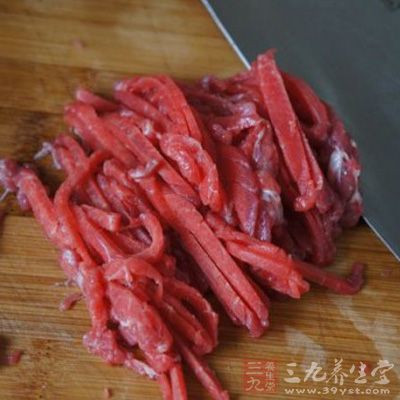 將牛肉自橫斷面切成絲，將澱粉、醬油、料酒調汁浸漬牛肉絲