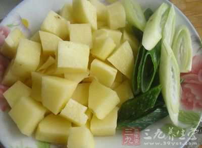 第一步：土豆去皮洗淨，切成塊狀