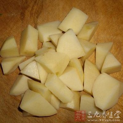 土豆洗干淨切塊，待用。牛肉洗干淨