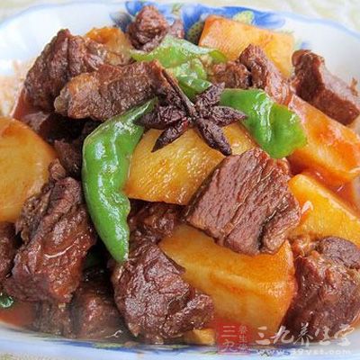 除了牛肉和土豆，適量添加胡蘿卜、青椒等蔬菜