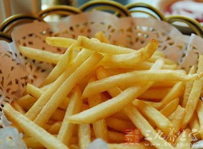 將土豆去皮切成粗條,用鹽水煮熟並瀝干水分 將土豆去皮切成粗條,用鹽水煮熟並瀝干水分