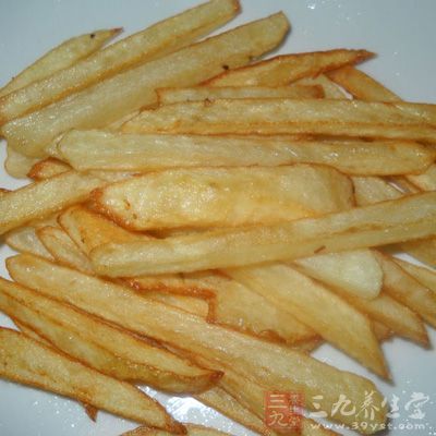 將土豆切成條狀上籠蒸至半軟 將土豆切成條狀上籠蒸至半軟