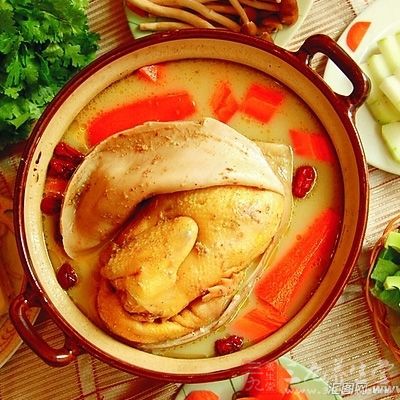 土雞切塊，准備好配料