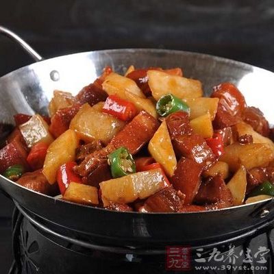 切好的肉塊,要用生抽、料酒腌漬10分鐘 切好的肉塊,要用生抽、料酒腌漬10分鐘