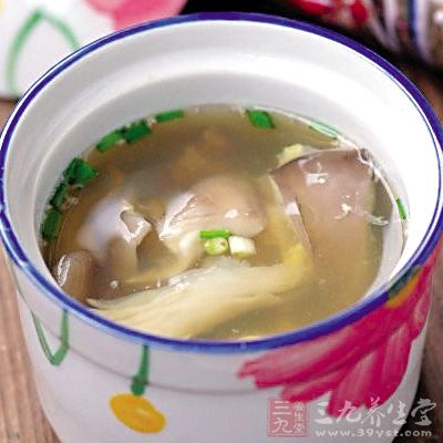 將4杯水煮沸,加入姜絲、2小匙鹽、1/2小匙糖同煮 將4杯水煮沸,加入姜絲、2小匙鹽、1/2小匙糖同煮