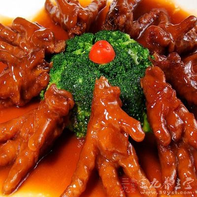 加入三湯匙老抽和兩湯匙生抽