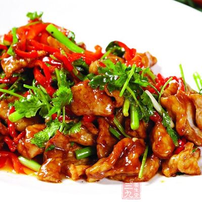 把牛肉切片後用肉捶敲松牛肉