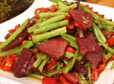 芹菜炒牛肉的制作方法