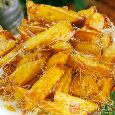 鍋內留少量油，加入冰糖，加少許水不斷翻炒