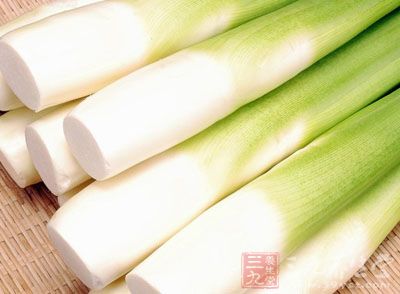 將茭白的外皮去除干淨 將茭白的外皮去除干淨